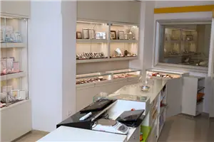 Particolare vetrine espositive in cristallo extrachiaro e illuminazione a LED