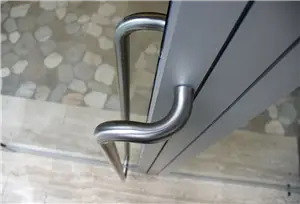 Particolare porta d'ingresso