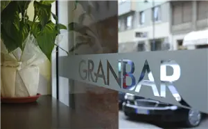 Particolare vetrina con logo